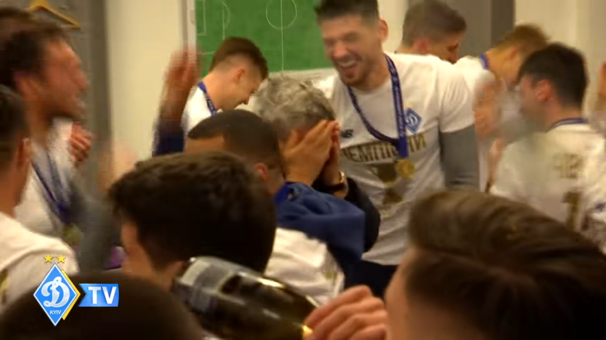 Mircea Lucescu, așa cum nu l-ați mai văzut! A fost aruncat în sus și udat cu șampanie în vestiar