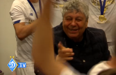 Mircea Lucescu, așa cum nu l-ați mai văzut! A fost aruncat în sus și udat cu șampanie în vestiar