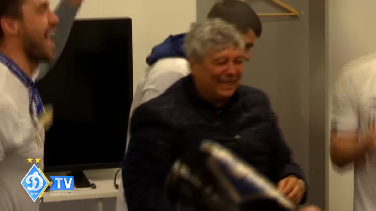 Mircea Lucescu, așa cum nu l-ați mai văzut! A fost aruncat în sus și udat cu șampanie în vestiar