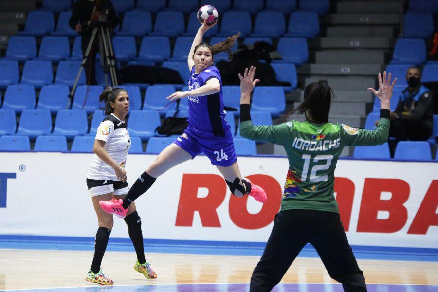 Martine Smeets în acțiune, în meciul cu Gloria Buzău FOTO sportpictures.eu CSM București, SCM Rm. Vâlcea și Minaur Baia Mare continuă lupta de la distanță. Fără pași greșiți în etapa disputată la Bistrița