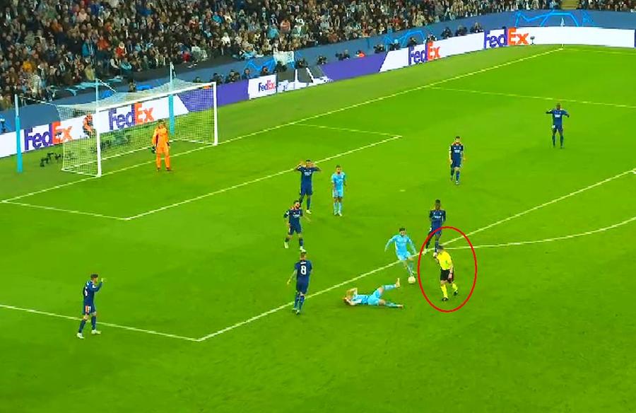 FOTO: Captură TV @Digi Sport 1 Istvan Kovacs, în centrul atenției la Manchester City - Real Madrid » Toate camerele au fost pe arbitrul român: „E coautor la gol! Se vede Qatarul!”
