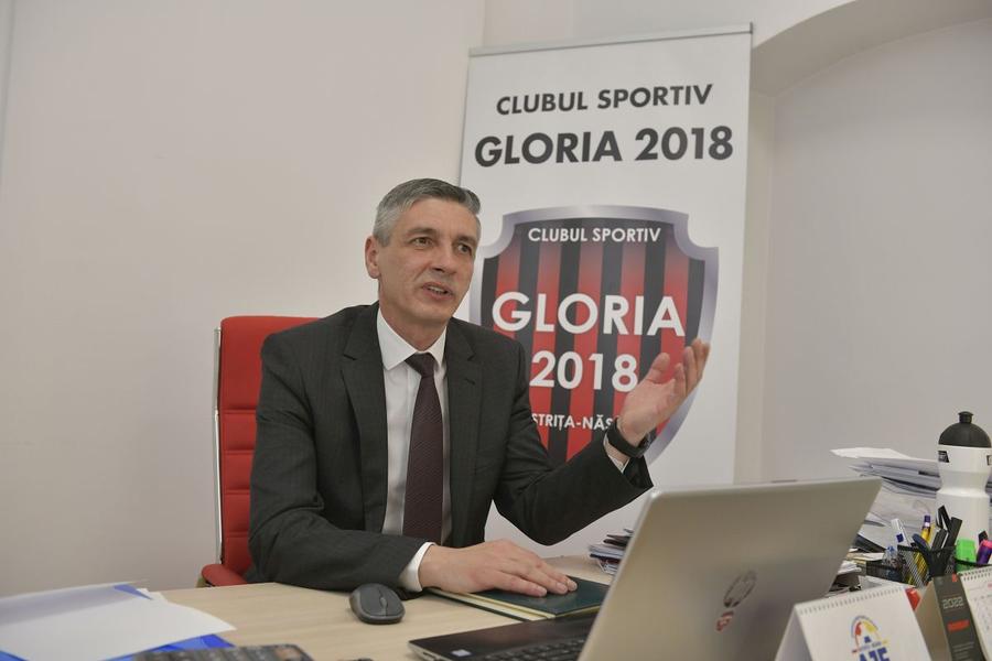 Eugen Cosma, director CS Gloria Bistrița Centenarul „Vampirilor” în paragină și mediocritate » Așa arată astăzi stadionul pe care tremurau granzii: mâncat de mucegai, cu pereți scorojiți și geamuri sparte