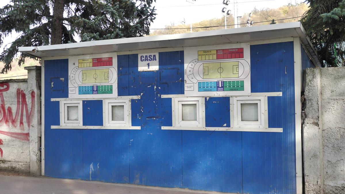 Centenarul „Vampirilor” în paragină și mediocritate » Așa arată astăzi stadionul pe care tremurau granzii: mâncat de mucegai, cu pereți scorojiți și geamuri sparte