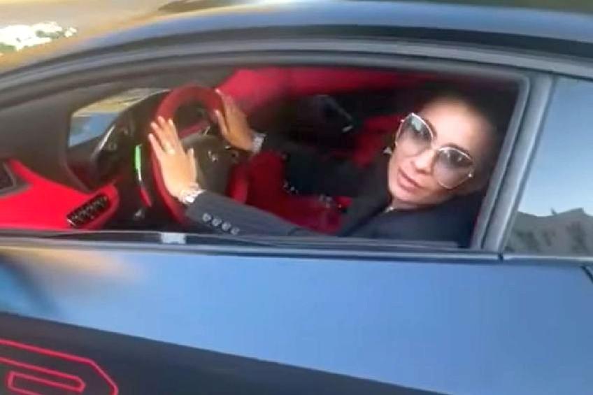 Bolidul de lux al sexy-impresarei a fost implicat într-un accident minor în Capitală