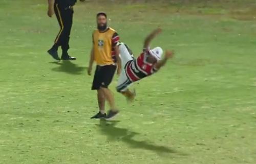 Un suporter din Brazilia a intrat pe teren pentru a-i arăta portarului cum să apere. Incidentul hilar s-a petrecut în Liga a 4-a din Brazilia, după meciul Santa Cruz - ASA 1-2.