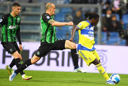 Moise Kean înscrie de lângă Vlad Chiricheș // foto: Imago Images