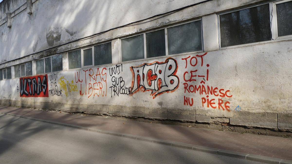 Centenarul „Vampirilor” în paragină și mediocritate » Așa arată astăzi stadionul pe care tremurau granzii: mâncat de mucegai, cu pereți scorojiți și geamuri sparte