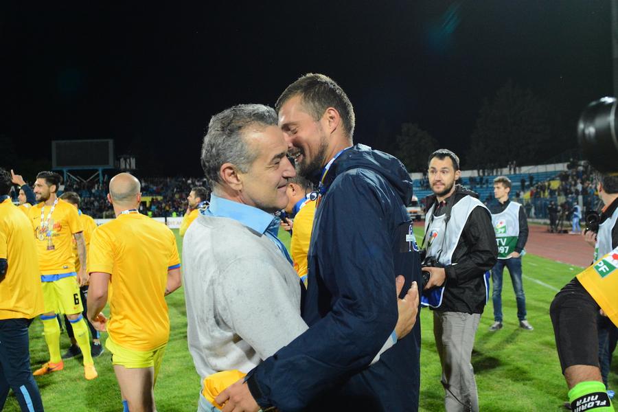 Gabi Tamaș și George Becali după singurul titlu de campion câștigat de Tamaș în carieră Dezvăluirile lui Gabi Tamaș despre escapada din hotelul naționalei: „Am fost mai mulți la șpriț, dar doar eu și cu Mutu am fost excluși” + povestea neștiută a pumnilor dați și luați în Anglia