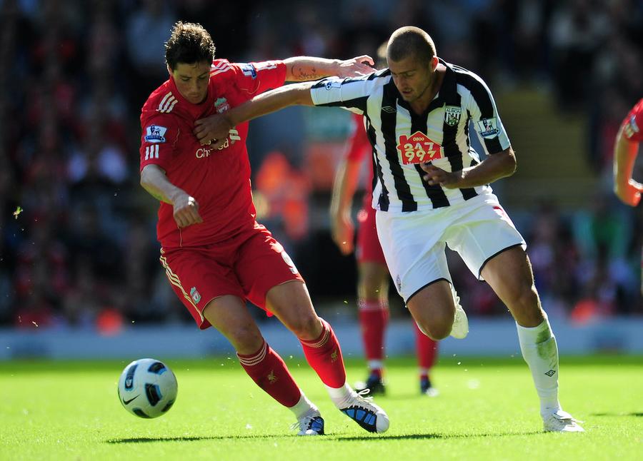 Fernando Torres și Gabi Tamaș, într-un meci Liverpool - West Bromwich Dezvăluirile lui Gabi Tamaș despre escapada din hotelul naționalei: „Am fost mai mulți la șpriț, dar doar eu și cu Mutu am fost excluși” + povestea neștiută a pumnilor dați și luați în Anglia