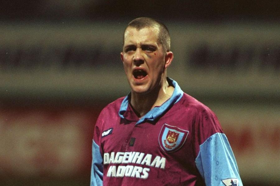 Julian Dicks, ca jucător // Foto: Getty Images Povestea șocantă a unui „Terminator” în Premier League » Violent, bătăuș pe teren, a fost lăsat falit de soție, a avut grijă de câinii altora și a fost barman!