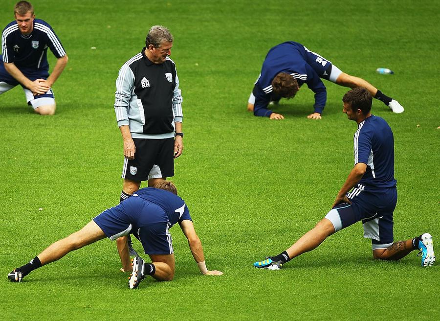 Roy Hodgson discută la Tamaș la un antrenament al lui WBA Dezvăluirile lui Gabi Tamaș despre escapada din hotelul naționalei: „Am fost mai mulți la șpriț, dar doar eu și cu Mutu am fost excluși” + povestea neștiută a pumnilor dați și luați în Anglia