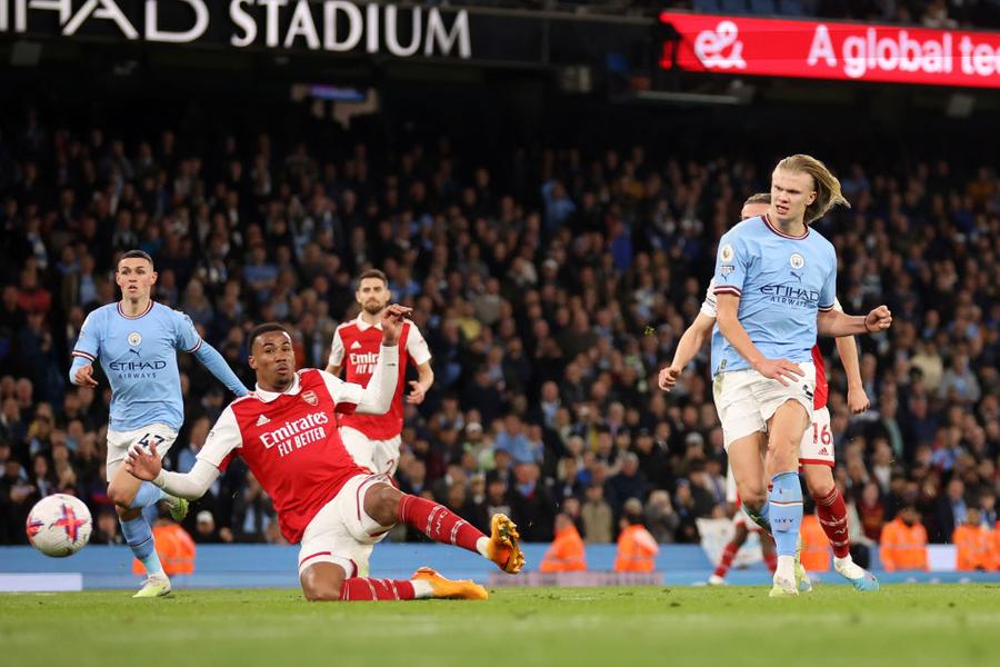 Cu părul desprins, pregătit pentru vestiare, Haaland a marcat în poarta lui Arsenal N-a fost derby de titlu, a fost lecția deschisă a lui Guardiola! City se distrează cu Arsenal și merge spre tripla istorică