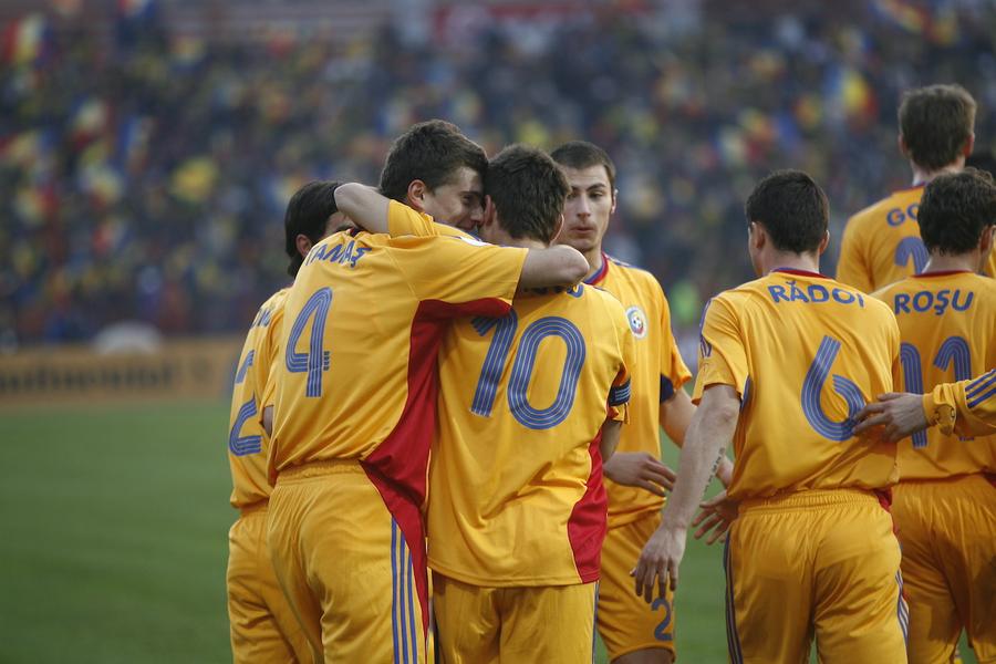 Tamaș îl felicită pe Mutu după un gol la națională Dezvăluirile lui Gabi Tamaș despre escapada din hotelul naționalei: „Am fost mai mulți la șpriț, dar doar eu și cu Mutu am fost excluși” + povestea neștiută a pumnilor dați și luați în Anglia
