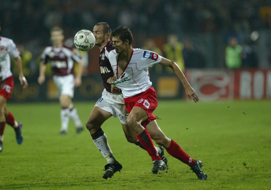 Nae Constantin și Gabi Tamaș într-un duel din derbyul Dinamo - Rapid Dezvăluirile lui Gabi Tamaș despre escapada din hotelul naționalei: „Am fost mai mulți la șpriț, dar doar eu și cu Mutu am fost excluși” + povestea neștiută a pumnilor dați și luați în Anglia