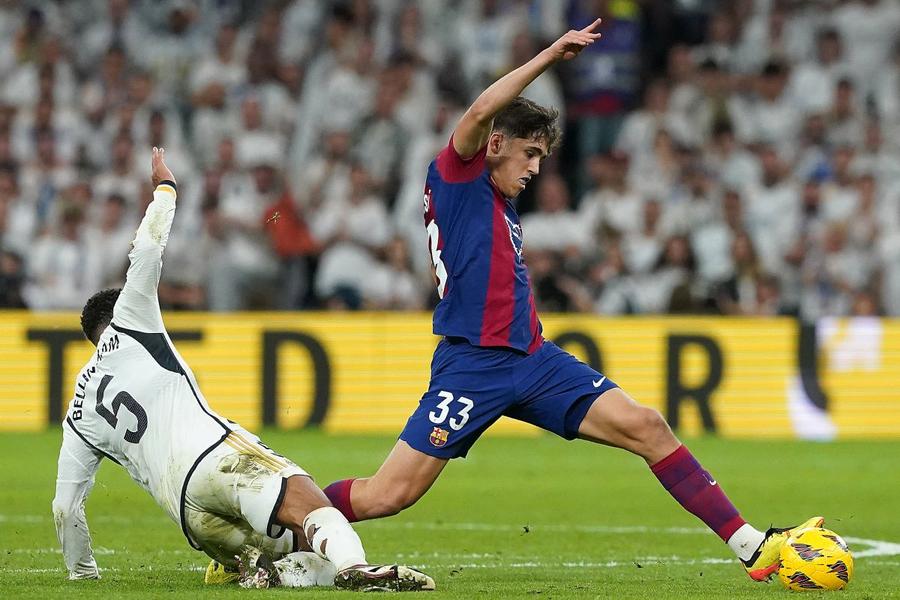 A rămas mult în urmă și perioada în care Pau Cubarsi (aici în duel cu Jude Bellingham) încânta cu Barcelona / Foto: Imago Hansi Flop în 50 de zile!