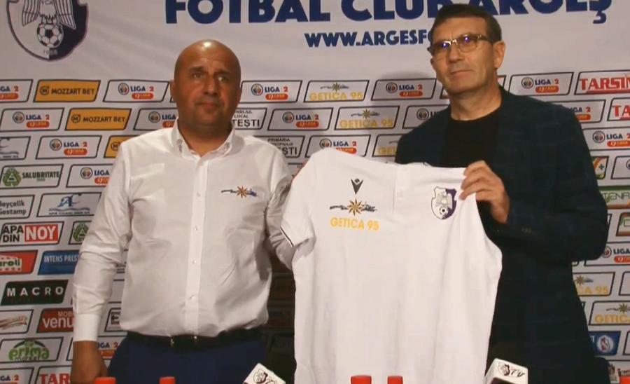 Viorel Tudose, în momentul prezentării lui Eugen Neagoe / Sursă foto: Facebook „E falimentul unui proiect!” » Acuzații frontale la clubul de tradiție: „S-a întâmplat ceva în vestiar, trebuie să scăpăm de unele elemente!”