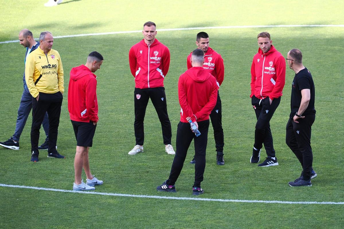 Înainte de Dinamo - Voluntari