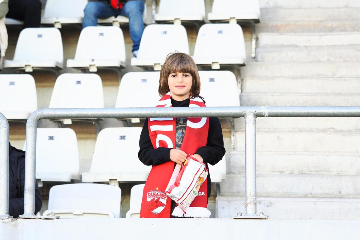 Înainte de Dinamo - Voluntari