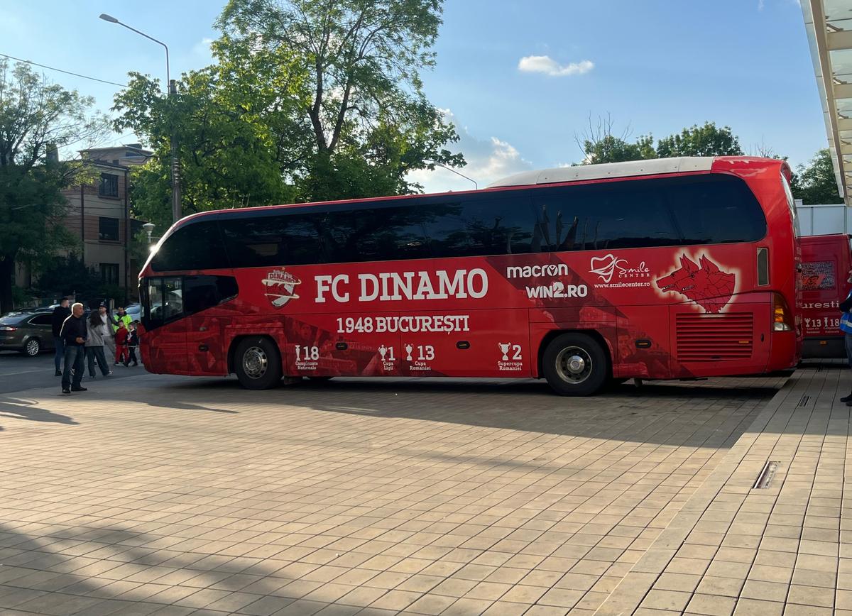 Nervi întinși la maxim înainte de Dinamo - FC Voluntari. Autocarul ilfovenilor nu a avut unde parca