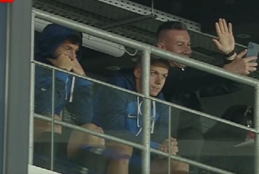 Louis Munteanu și Mihai Popescu, la Dinamo - Voluntari / FOTO: Capturi TV @Digi Sport 1 Oaspeți-surpriză pe „Arcul de Triumf” » Înaintea „șocului” cu FCSB au „supervizat” Dinamo - Voluntari
