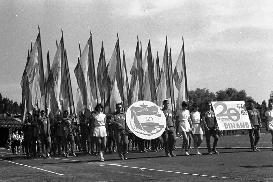 Dinamo București, în anii '50 Croșeu după croșeu pentru Dinamo! Adio, siglă?! „E o problemă, n-o să mai joace cu ea”