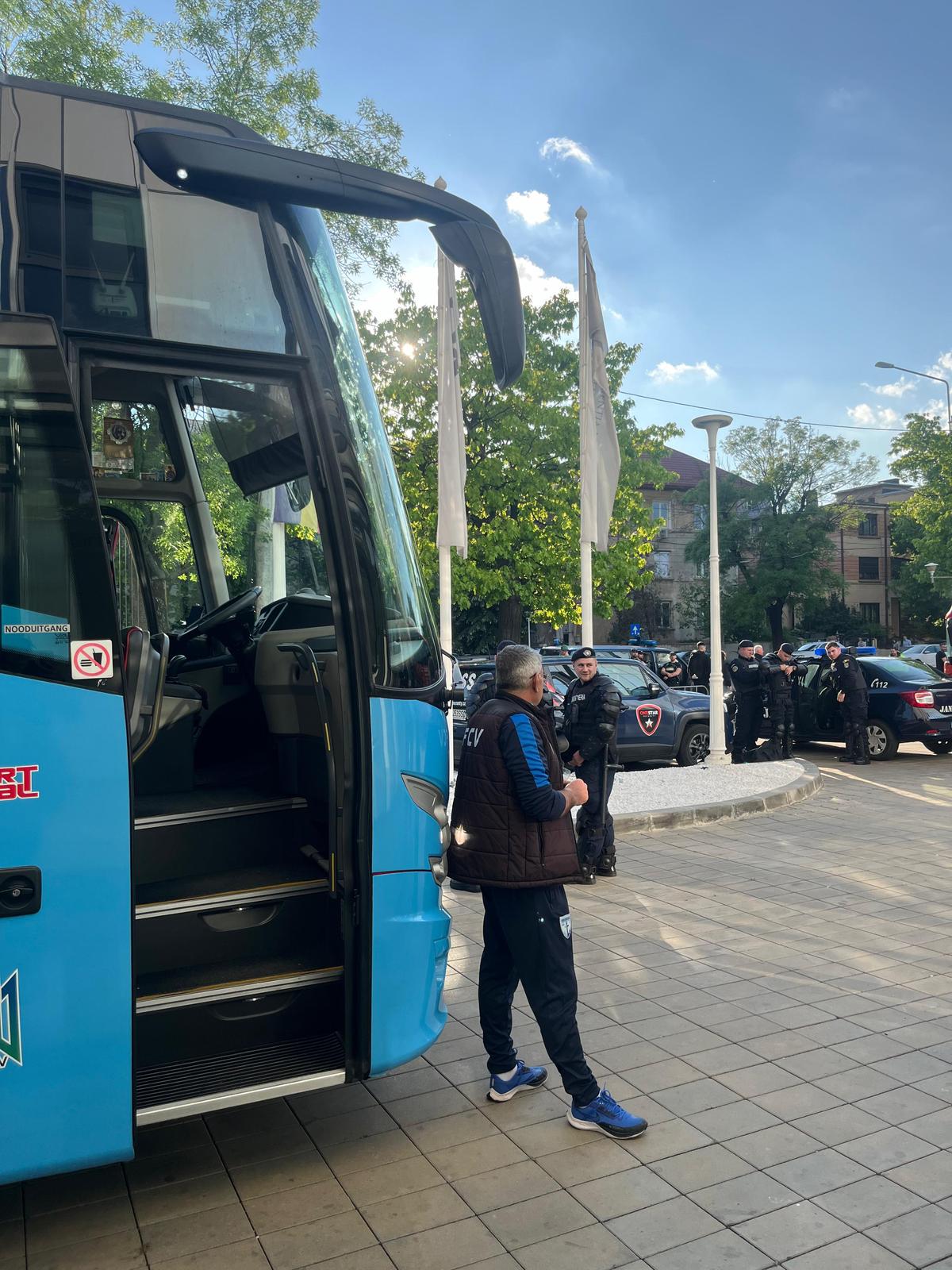 Nervi întinși la maxim înainte de Dinamo - FC Voluntari. Autocarul ilfovenilor nu a avut unde parca