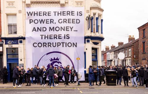 Și fanii se revoltă împotriva puterii, lăcomiei și banilor fără măsură tocați de granzii din Premier League / Foto: Imago
