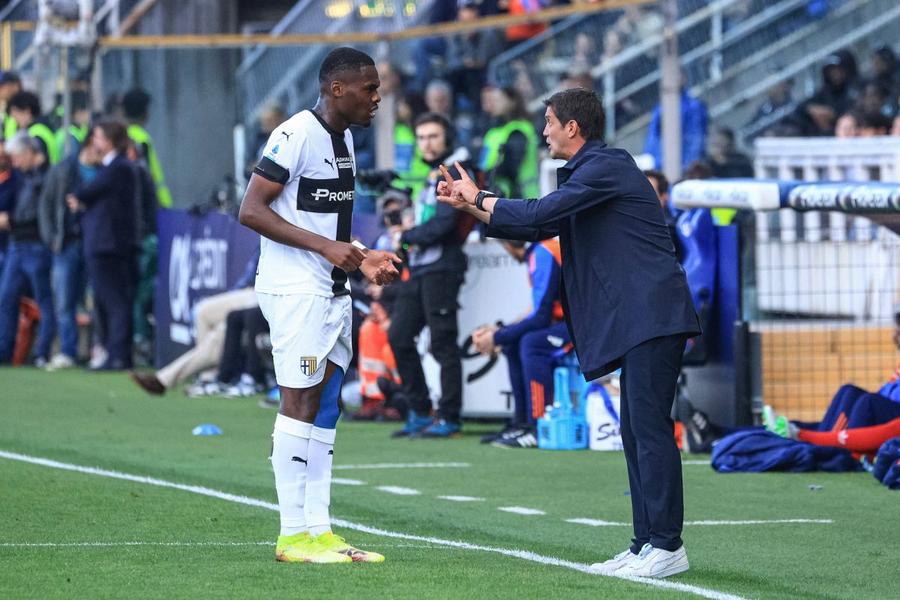 Cu Ange-Yoan Bonny pe teren, Parma lui Chivu a reușit meciuri foarte bune cu granzii din Serie A / Foto: Imago Ofertă de 23 de milioane de euro pentru jucătorul lui Cristi Chivu! » Transferul se poate aranja în câteva zile