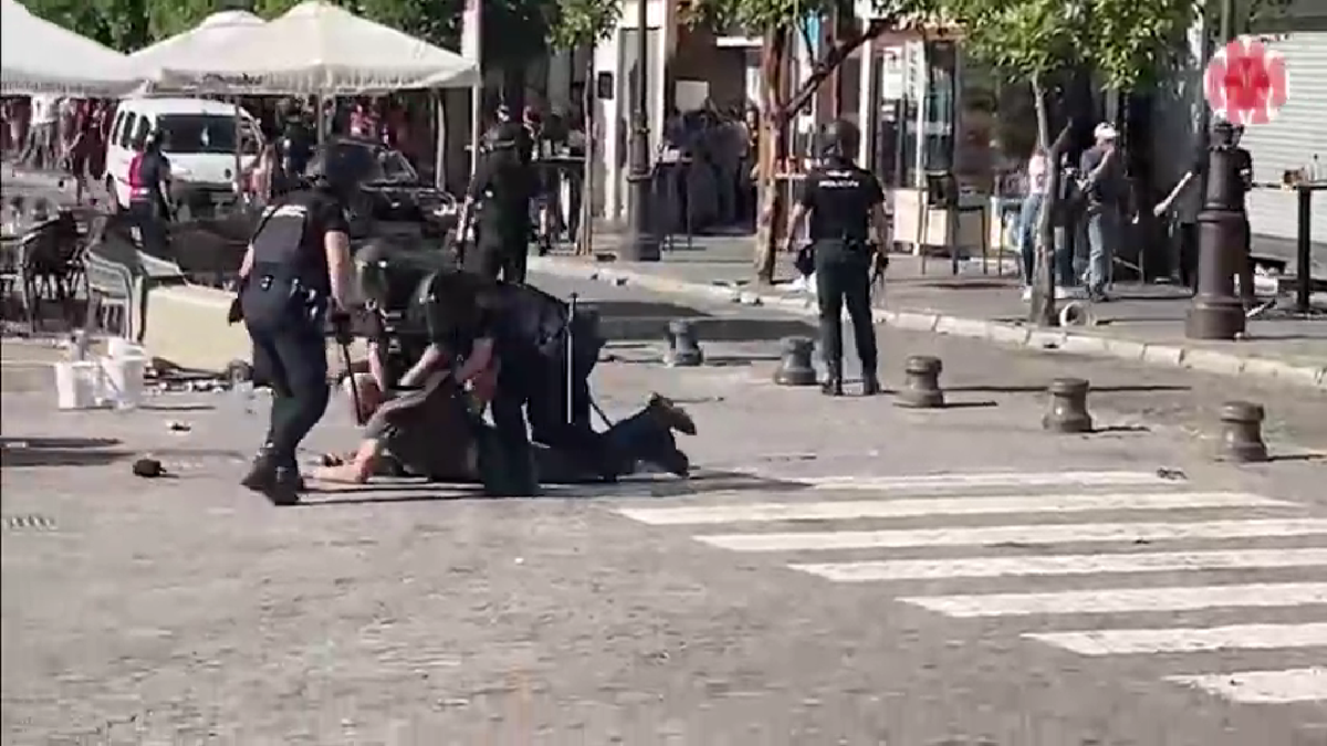 Incident între fanii de la Barcelona și jandarmi înainte de meciul cu Real Madrid