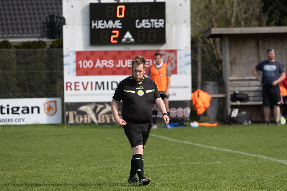 Echipa 100% românească din „Țara Fericirii” joacă într-un campionat cu reguli bizare: fotbal, handbal și rugby într-un meci!