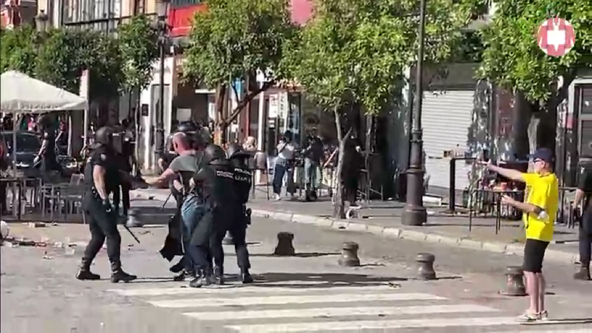 Incident între fanii de la Barcelona și jandarmi înainte de meciul cu Real Madrid