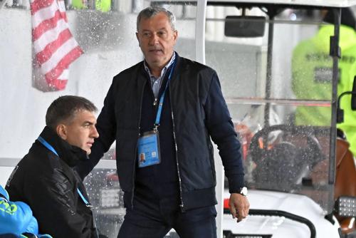 Mircea Rednic a făcut iureș în vestiar, după eșecul rușinos de la Sibiu. Foto: Imago Images
