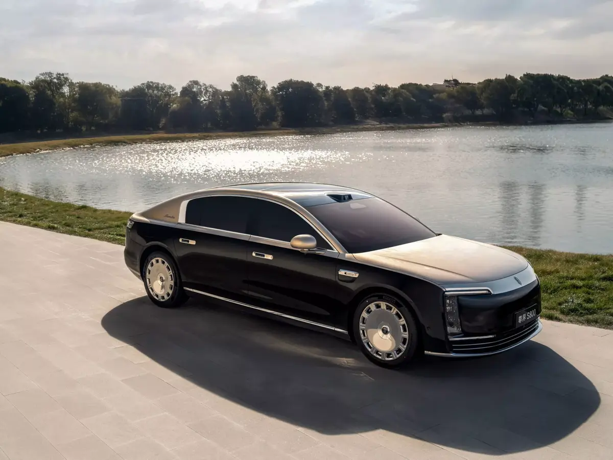 Mașina care seamănă izbitor cu Rolls-Royce și Mercedes » E mult mai ieftină decât cei doi giganți auto
