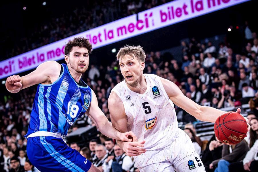 Mareks Mejeris, într-un duel cu Turk Telekom/Foto: euroleaguebasketball.net Incursiune în mintea celui mai misterios jucător de la U-BT Cluj-Napoca » A jucat la 3 campionate europene și se destăinuie Gazetei: „Încerc să explic totul, chiar și emoțiile”