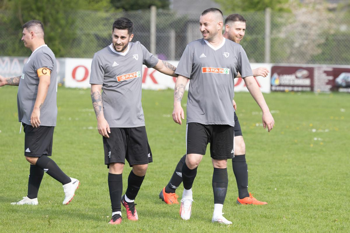 Echipa 100% românească din „Țara Fericirii” joacă într-un campionat cu reguli bizare: fotbal, handbal și rugby într-un meci!