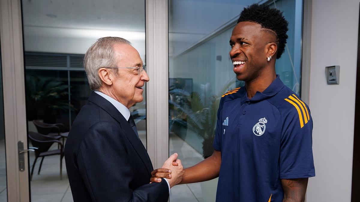 Florentino Perez este la Sevilla alături de jucătorii de la Real Madrid