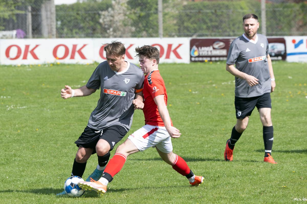 Echipa 100% românească din „Țara Fericirii” joacă într-un campionat cu reguli bizare: fotbal, handbal și rugby într-un meci!