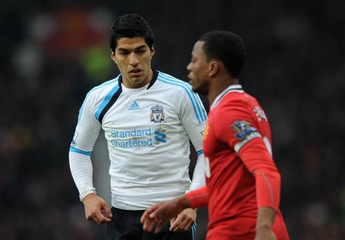 Incidentul dintre Patrice Evra și Luis Suarez, într-un derby dintre Manchester United și Liverpool / Foto: Imago