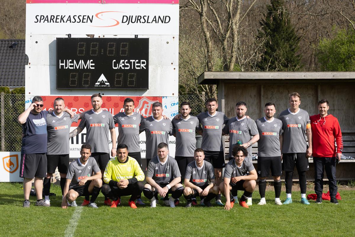 Echipa 100% românească din „Țara Fericirii” joacă într-un campionat cu reguli bizare: fotbal, handbal și rugby într-un meci!