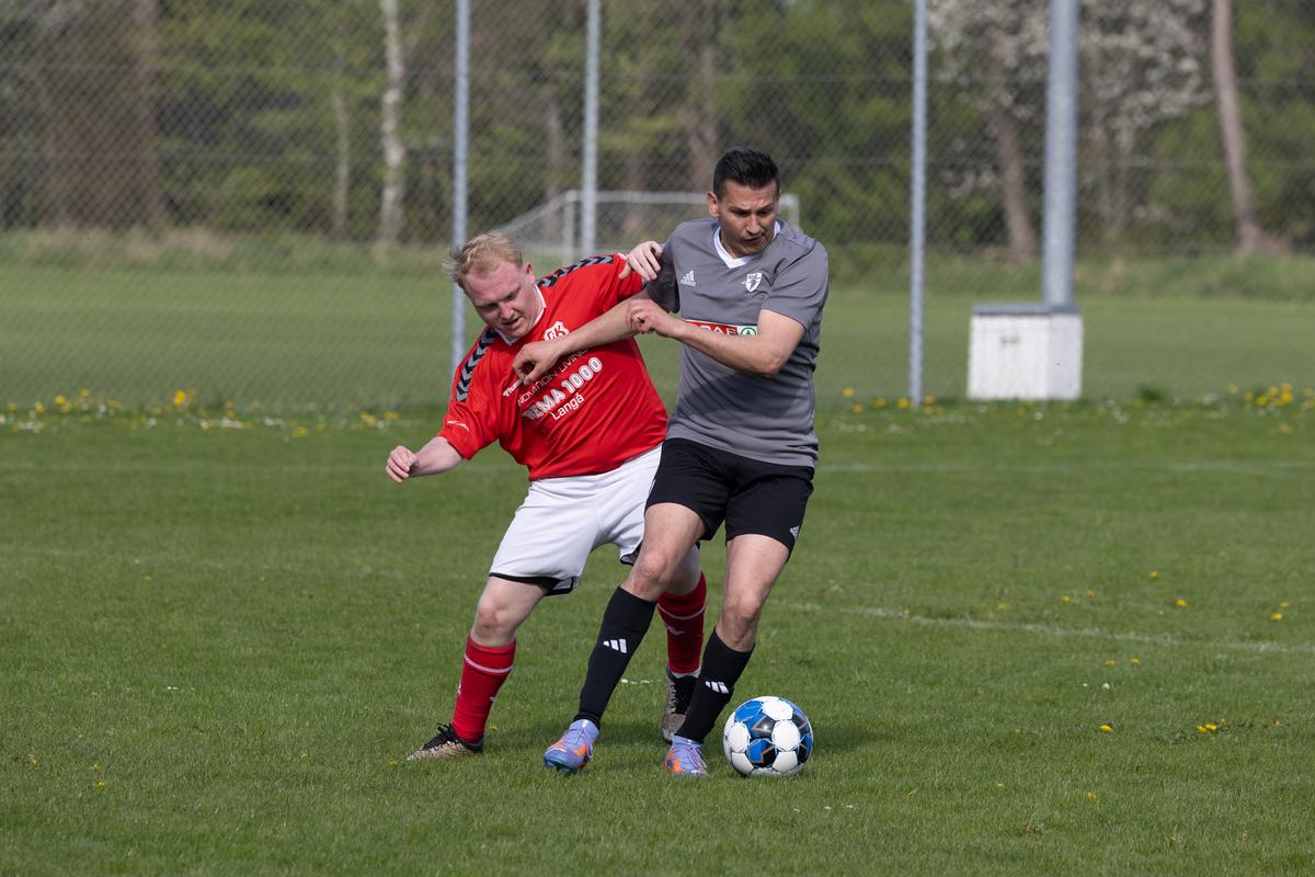 Echipa 100% românească din „Țara Fericirii” joacă într-un campionat cu reguli bizare: fotbal, handbal și rugby într-un meci!