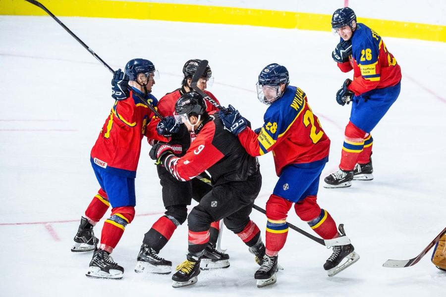 România s-a întâlnit deja cu Japonia, într-un meci de verificare, încheiat cu scorul de 3-2 pentru asiatici/Foto: Facebook (FRHG) Campionatul Mondial de Hochei de la Sfântu Gheorghe, aproape de start! » Cum arată lotul și programul României + Detaliul la care tricolorii sunt dominați