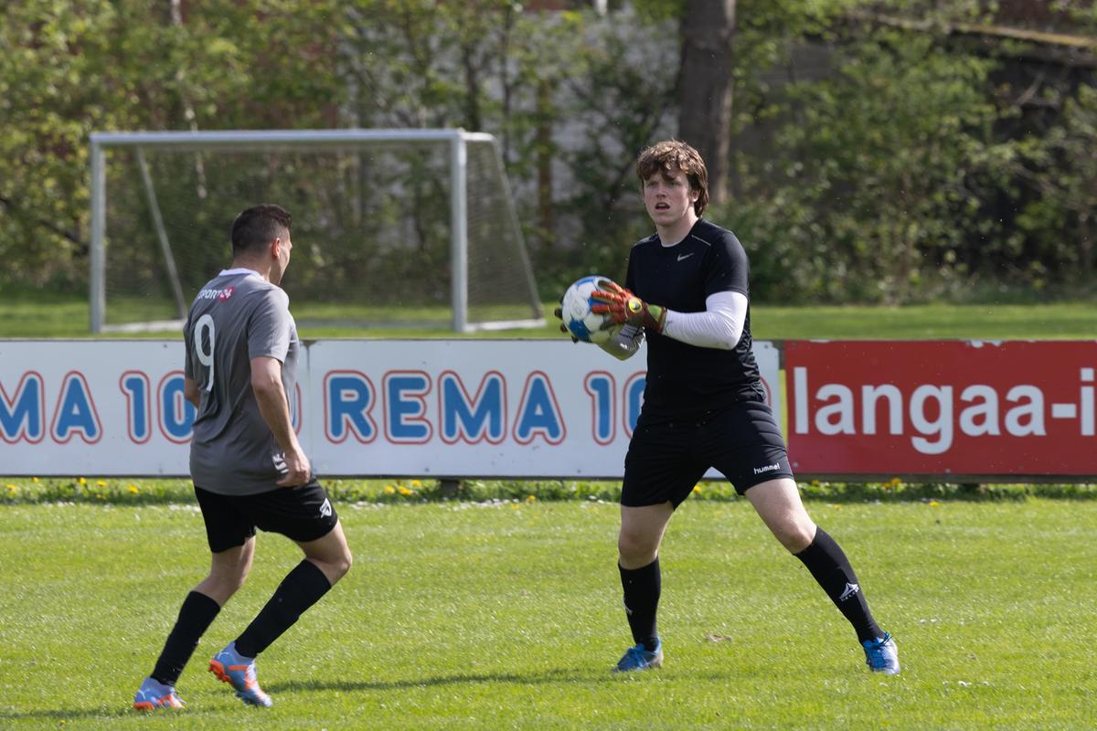 Echipa 100% românească din „Țara Fericirii” joacă într-un campionat cu reguli bizare: fotbal, handbal și rugby într-un meci!