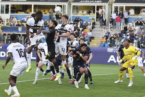 Ange-Yoan Bonny sare la cap după o minge împreună cu Mateo Pellegrino în Parma - Juventus 1-0 / Foto: Imago