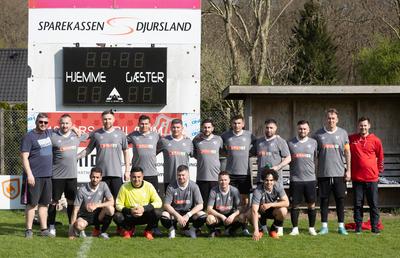Echipa 100% românească din „Țara Fericirii” joacă într-un campionat cu reguli bizare: fotbal, handbal și rugby într-un meci!