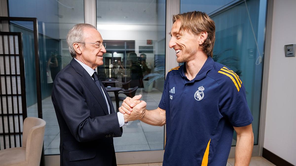 Florentino Perez este la Sevilla alături de jucătorii de la Real Madrid