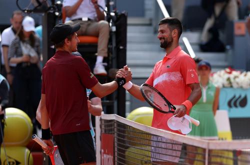 Matteo Arnaldi și Novak Djokovic au avut un salut călduros FOTO Guliver/GettyImages
