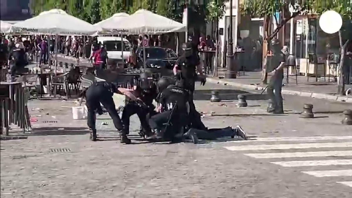 Incident între fanii de la Barcelona și jandarmi înainte de meciul cu Real Madrid