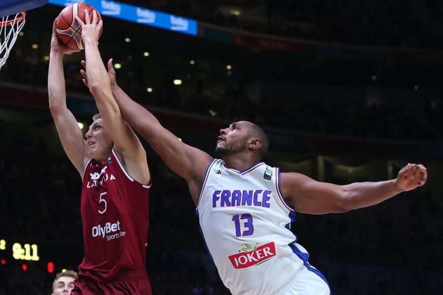 Mareks Mejeris, în maioul naționalei Letoniei, faultat de francezul Boris Diaw/Foto: fiba.basketball Incursiune în mintea celui mai misterios jucător de la U-BT Cluj-Napoca » A jucat la 3 campionate europene și se destăinuie Gazetei: „Încerc să explic totul, chiar și emoțiile”