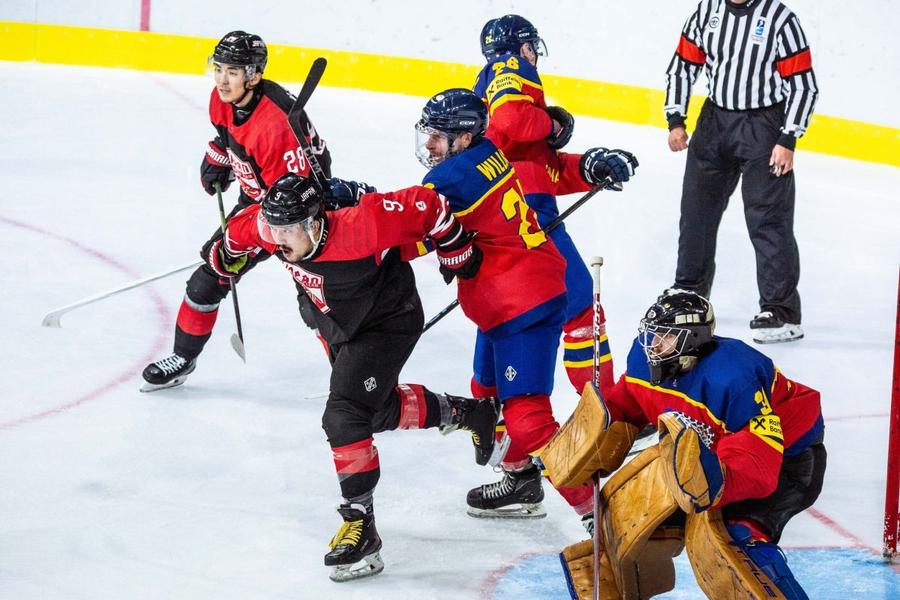 România s-a întâlnit deja cu Japonia, într-un meci de verificare, încheiat cu scorul de 3-2 pentru asiatici/Foto: Facebook (FRHG) Campionatul Mondial de Hochei de la Sfântu Gheorghe, aproape de start! » Cum arată lotul și programul României + Detaliul la care tricolorii sunt dominați