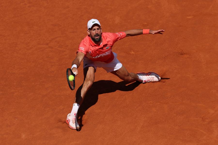 Novak Djokovic în acțiune FOTO Guliver/GettyImages Novak Djokovic susține că nu a venit momentul retragerii: „Nu m-am săturat de tenis” + dezvăluie că a trecut prin clipe grele în ultimele șase luni
